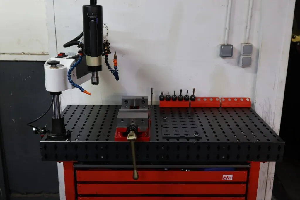 Bras de taraudage installé sur une table de soudure EKI 120