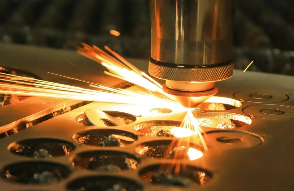 Découpe laser d'une tôle d'acier