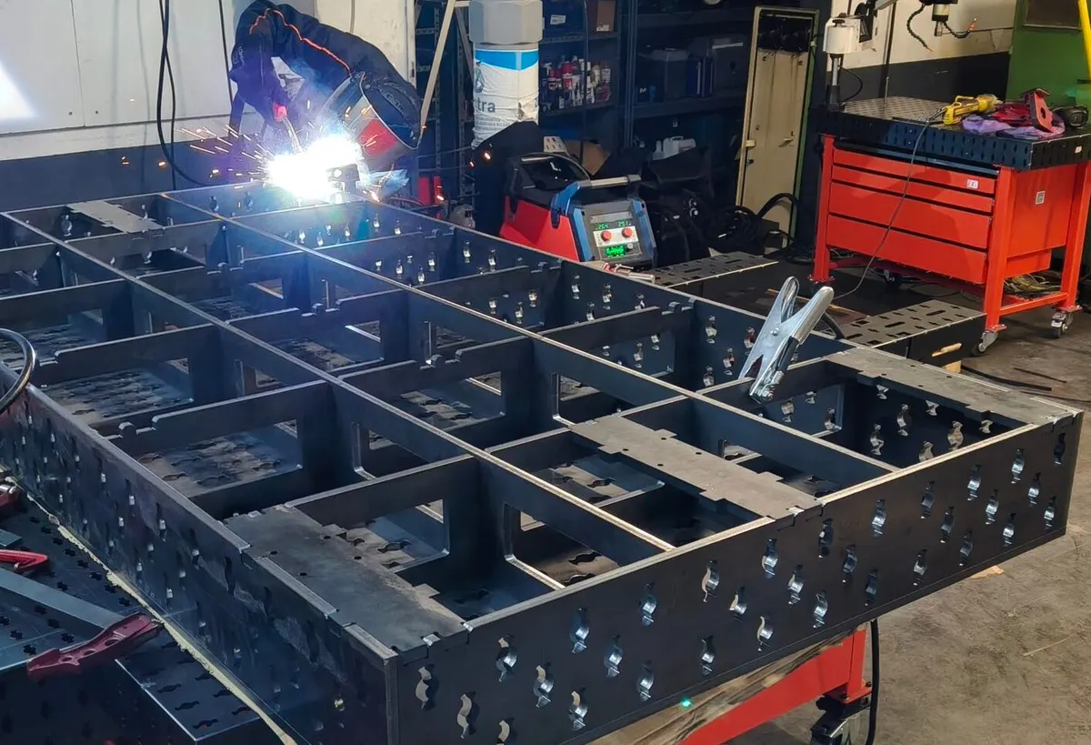 Fabriquer sa table de soudure : caisson retourné en cours de soudure à l'atelier