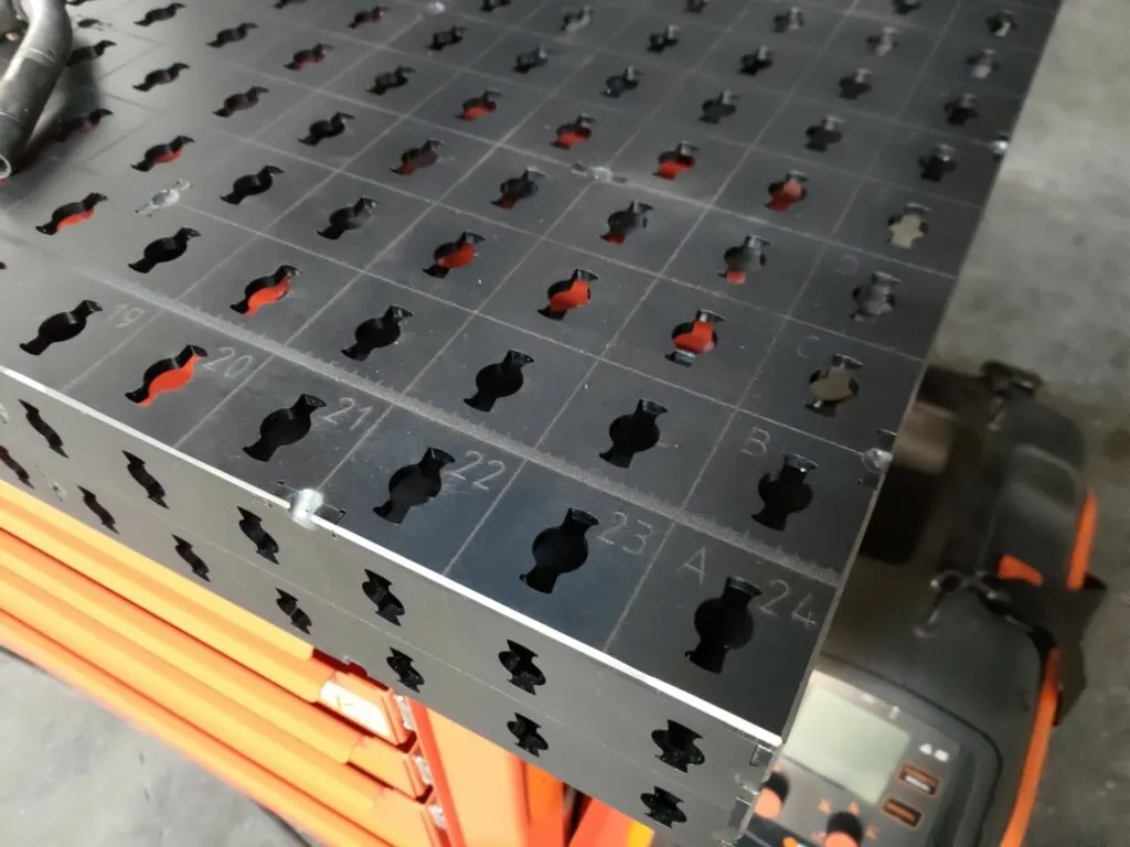 Gros plan sur le plateau d'une EKI 120 et ses marquages laser