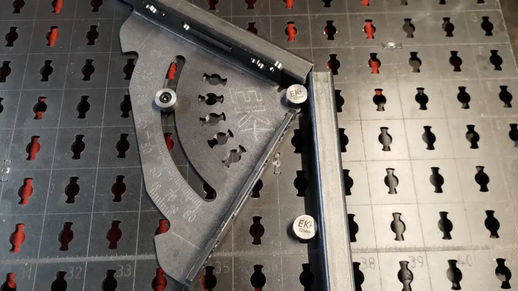 Angle de 32° réglé avec une mini-équerre EKI