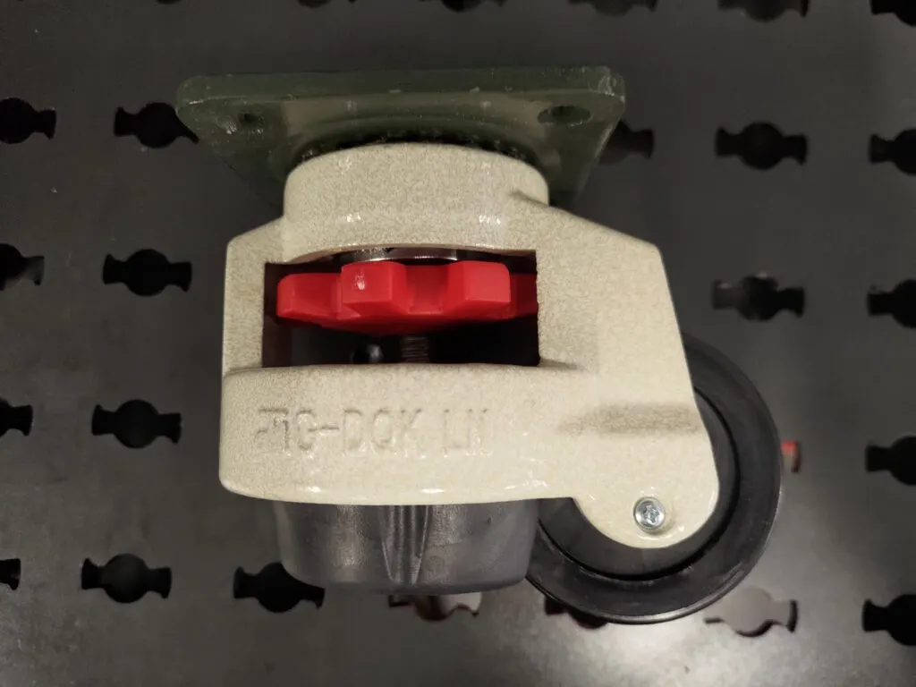 Pied G-DOK monté sur une table de soudure EKI