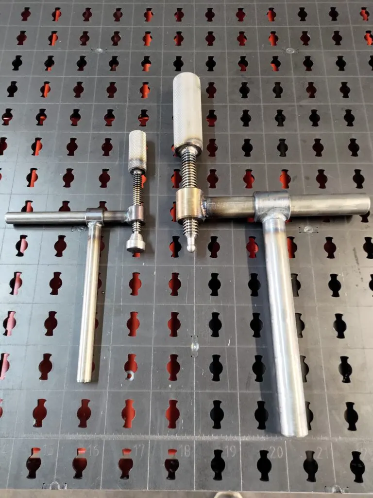 Comparaison d'un serre-joint pour système 16 mm et d'un serre-joint pour système 28 mm