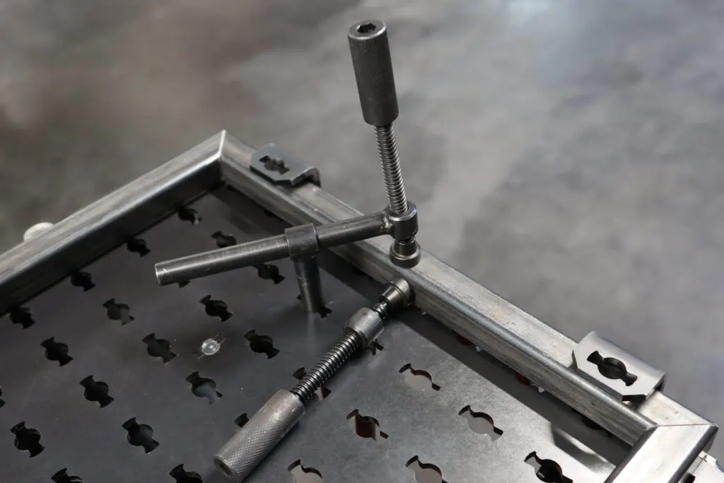 Serre-joints EKI en position horizontale et verticale