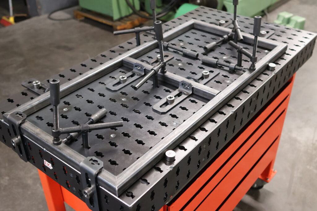 Système de bridage polyvalent pour table de soudage EKI 120 avec servante