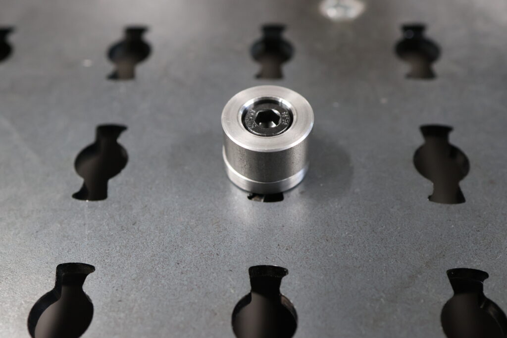 Bride fixe BFS insérée dans un trou de table de soudure EKI Ø16 mm (vue de dessus)