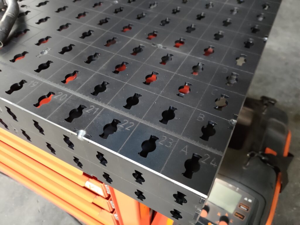Gros plan sur le plateau avec marquage laser pour soudure de précision