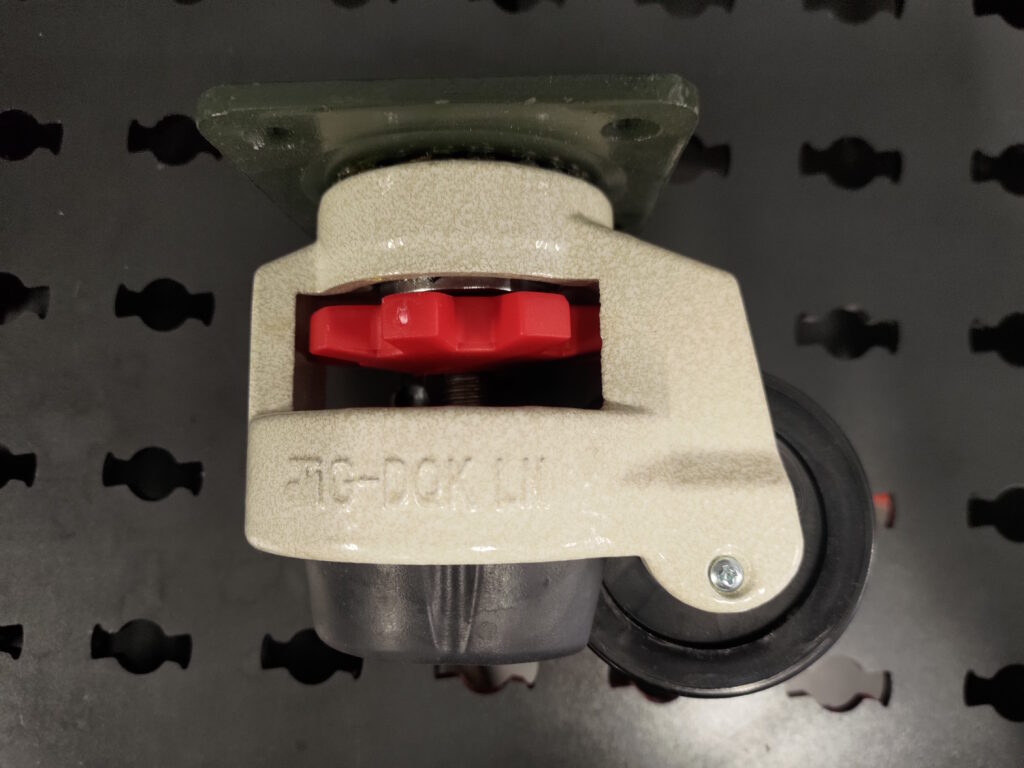 Pied GDOK posé sur une table de soudure EKI
