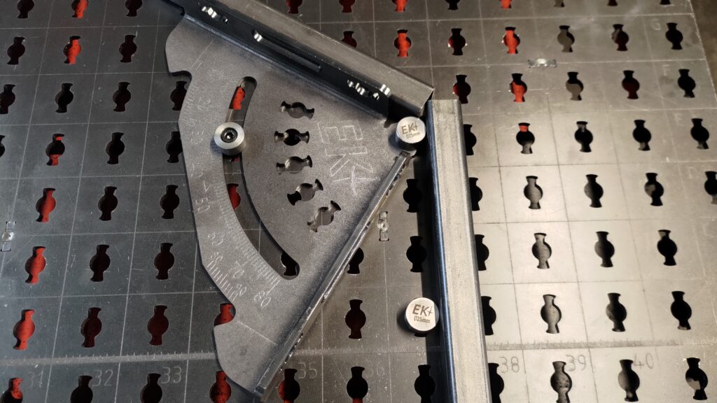 Une angle de 32° avec une mini équerre EKI